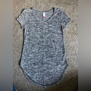 NO boundaries v-neck t-shirt in size medium